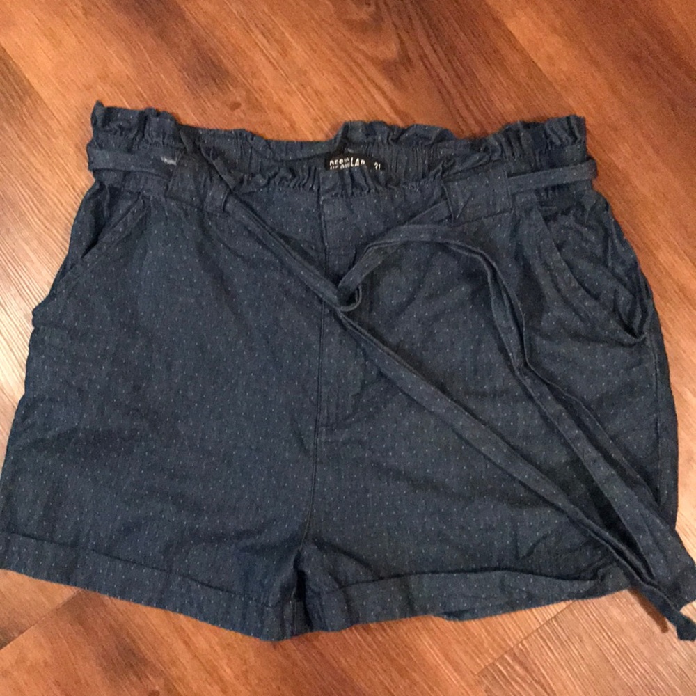 Design Lab woman’s size 31 blue shorts. NWT ruffle